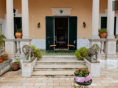 Per accedere al porticato saliamo una piccola scala...